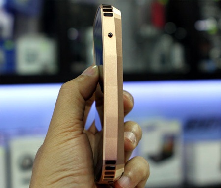 Ngắm smartphone dát vàng đầu tiên của Mobiado giá 86 triệu  - 11