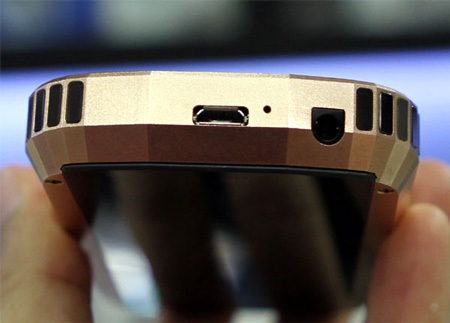 Ngắm smartphone dát vàng đầu tiên của Mobiado giá 86 triệu  - 12