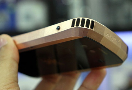 Ngắm smartphone dát vàng đầu tiên của Mobiado giá 86 triệu  - 14