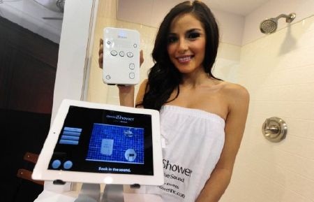 Chân dài khoe sắc tại CES 2012 - 7