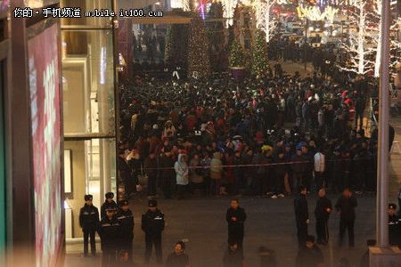 iPhone 4S hoãn bán tại Bắc Kinh vì bị… ném trứng sống - 1