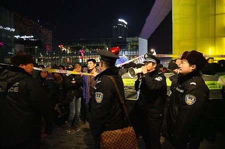 iPhone 4S hoãn bán tại Bắc Kinh vì bị… ném trứng sống - 5