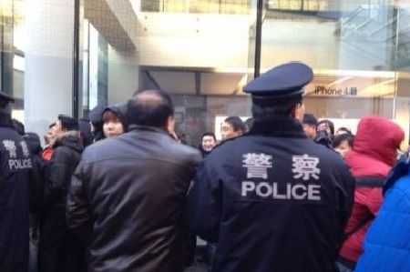 iPhone 4S hoãn bán tại Bắc Kinh vì bị… ném trứng sống - 6