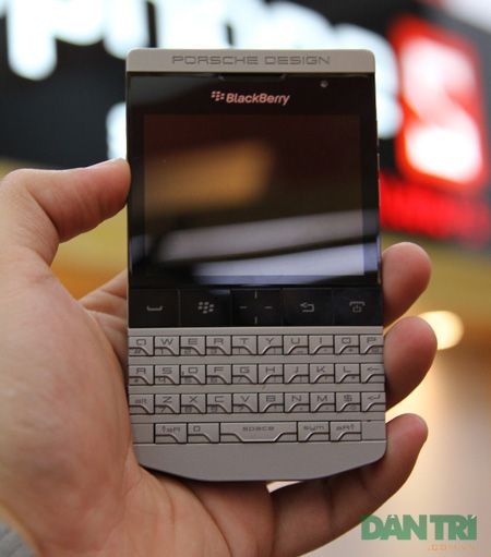 “Siêu điện thoại” BlackBerry Porsche Design P'9981 giá 50 triệu - 10