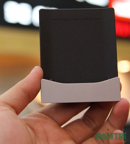 “Siêu điện thoại” BlackBerry Porsche Design P'9981 giá 50 triệu - 16