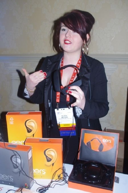 Chân dài khoe sắc tại CES 2012 - 11