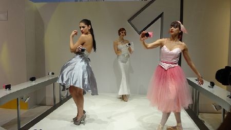 Chân dài khoe sắc tại CES 2012 - 1