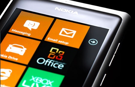 Nokia sắp bán Lumia 800 trắng tinh khôi - 3 Nokia sắp bán Lumia 800 trắng tinh khôi - 3