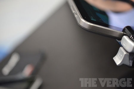 Máy tính bảng Android 4.0 3D không cần kính đầu tiên - 7