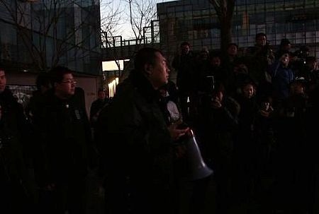 iPhone 4S hoãn bán tại Bắc Kinh vì bị… ném trứng sống - 12