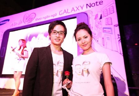 Hà Anh Tuấn- Phương Linh làm “mẫu” cho Galaxy Note - 10 Hà Anh Tuấn- Phương Linh làm “mẫu” cho Galaxy Note - 10