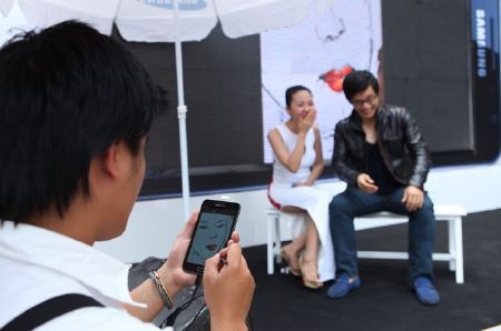 Hà Anh Tuấn- Phương Linh làm “mẫu” cho Galaxy Note - 5 Hà Anh Tuấn- Phương Linh làm “mẫu” cho Galaxy Note - 5