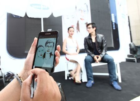 Hà Anh Tuấn- Phương Linh làm “mẫu” cho Galaxy Note - 6 Hà Anh Tuấn- Phương Linh làm “mẫu” cho Galaxy Note - 6