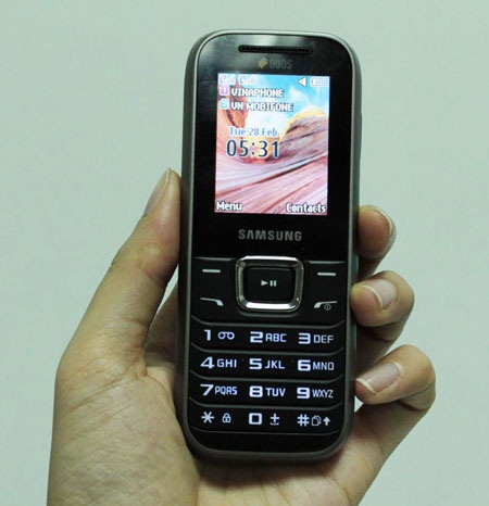 Cận cảnh điện thoại Samsung 2 SIM 2 sóng rẻ nhất 
