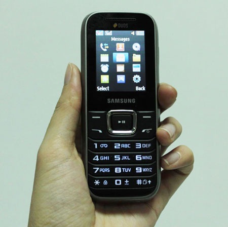 Cận cảnh điện thoại Samsung 2 SIM 2 sóng rẻ nhất 