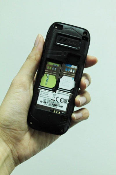 Cận cảnh điện thoại Samsung 2 SIM 2 sóng rẻ nhất 