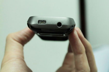 Cận cảnh điện thoại Samsung 2 SIM 2 sóng rẻ nhất 