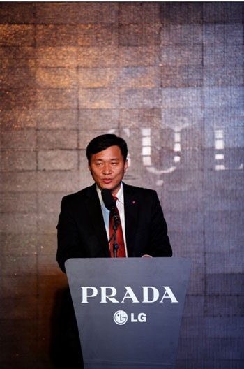 Dàn sao Việt đầu tiên sở hữu điện thoại PRADA by LG 3.0