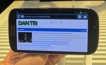 Cận cảnh trên tay điện thoại Galaxy S III vừa ra mắt