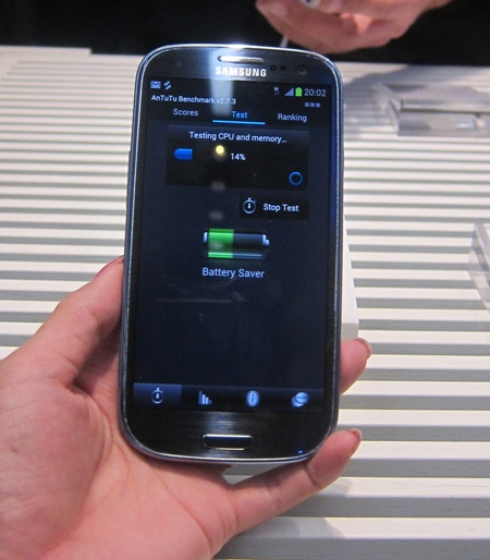 Cận cảnh trên tay điện thoại Galaxy S III vừa ra mắt