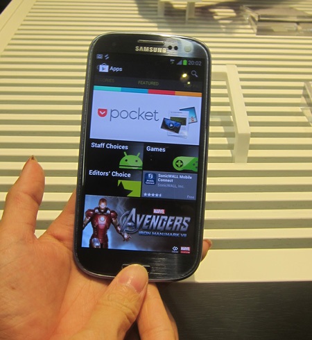 Cận cảnh trên tay điện thoại Galaxy S III vừa ra mắt