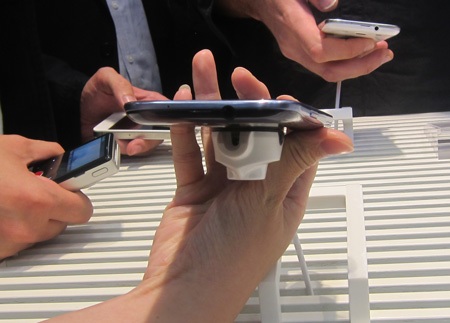 Cận cảnh trên tay điện thoại Galaxy S III vừa ra mắt