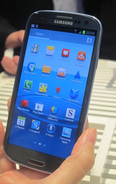 Cận cảnh trên tay điện thoại Galaxy S III vừa ra mắt