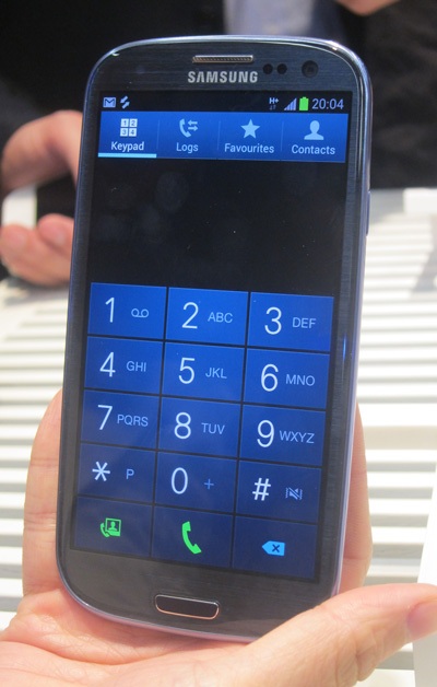 Cận cảnh trên tay điện thoại Galaxy S III vừa ra mắt