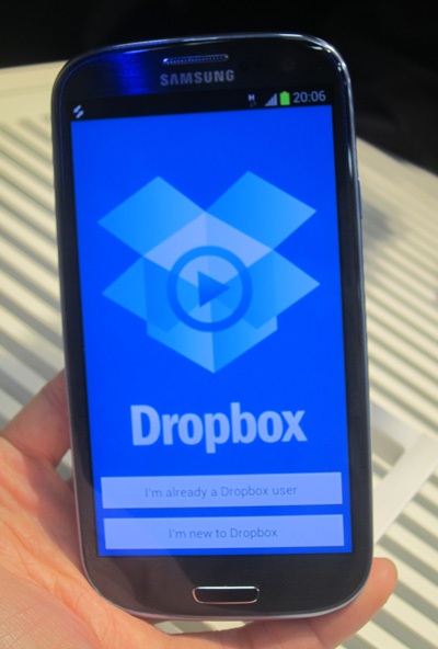 Cận cảnh trên tay điện thoại Galaxy S III vừa ra mắt