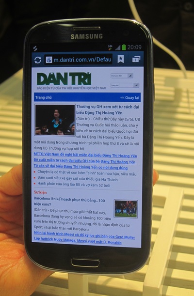 Cận cảnh trên tay điện thoại Galaxy S III vừa ra mắt