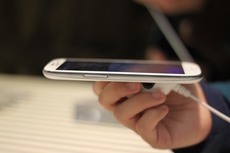 Cận cảnh trên tay điện thoại Galaxy S III vừa ra mắt