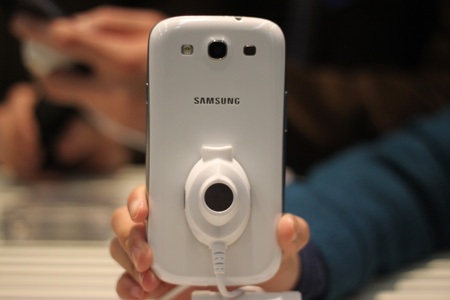 Cận cảnh trên tay điện thoại Galaxy S III vừa ra mắt