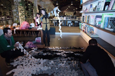 Tuyệt tác bức chân dung làm từ…750 đôi tất