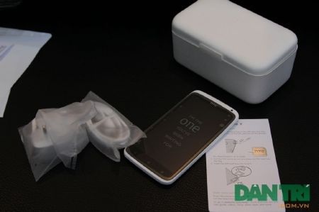 Đập hộp điện thoại lõi tứ HTC One X đầu tiên về Việt Nam