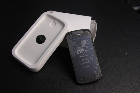 Đập hộp HTC One S siêu mỏng đầu tiên tại Việt Nam