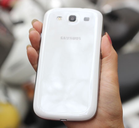 Cận cảnh smartphone “khủng” Galaxy S III tại Hà Nội - 3 Cận cảnh smartphone “khủng” Galaxy S III tại Hà Nội
