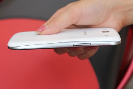 Cận cảnh smartphone “khủng” Galaxy S III tại Hà Nội - 7 Cận cảnh smartphone “khủng” Galaxy S III tại Hà Nội