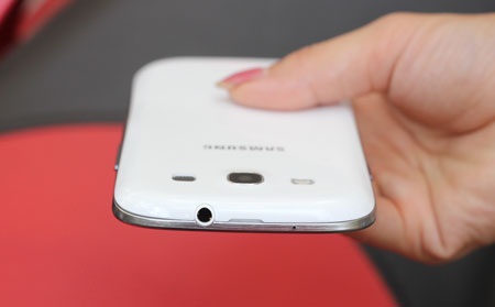Cận cảnh smartphone “khủng” Galaxy S III tại Hà Nội - 9 Cận cảnh smartphone “khủng” Galaxy S III tại Hà Nội