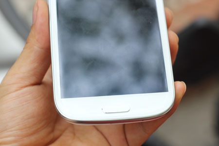 Cận cảnh smartphone “khủng” Galaxy S III tại Hà Nội - 5 Cận cảnh smartphone “khủng” Galaxy S III tại Hà Nội