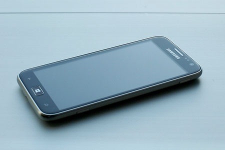 Samsung ATIV S có màn hình Super AMOLED HD 4,8 inch.