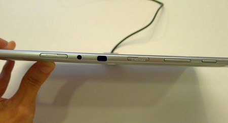 Máy có thiết kế khá mỏng, chỉ dày 8,9mm