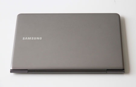 Lớp vỏ hợp kim mang đến cảm giác chắc chắn khi cầm máy trên tay