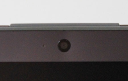 Camera trước 1.3MP cho phép thực hiện các cuộc gọi thoại hay chat Webcam