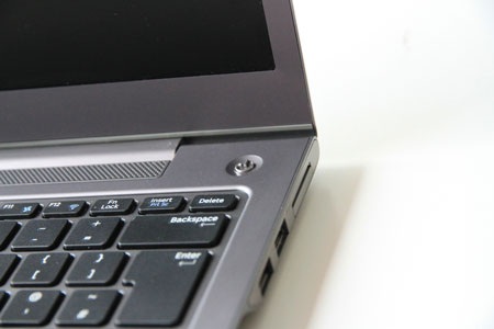 Lớp vỏ hợp kim mang đến cảm giác chắc chắn khi cầm máy trên tay