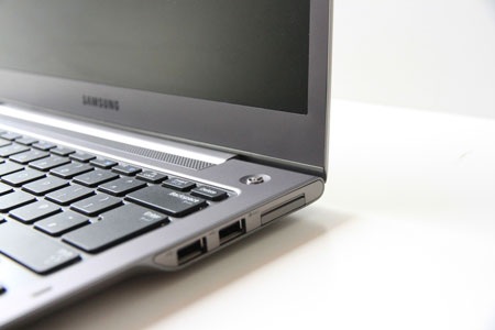 Tích hợp đầy đủ các cổng giao tiếp như đầu đọc thẻ đa năng, USB 2.0/3.0, HDMI, VGA,…