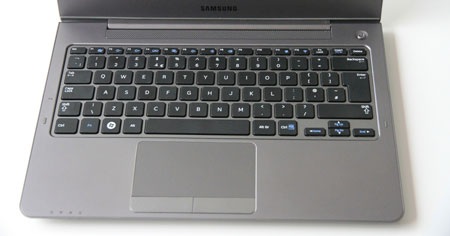 Bàn phím chiclet và touchpad rộng cũng là một ưu điểm của model ultra thin này