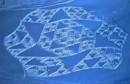 Nhiều bức tranh lớn phủ cả một thung lũng.