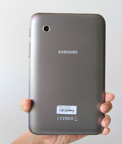 Cận cảnh Samsung Galaxy Tab 2 7.0 giá 8 triệu đồng - 2 Mặt sau được làm bằng chất liệu nhựa nhưng khá chắc chắn.