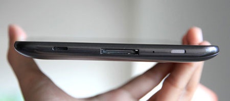 Cận cảnh Samsung Galaxy Tab 2 7.0 giá 8 triệu đồng - 7 Cạnh dưới là cổng sạc pin và loa.