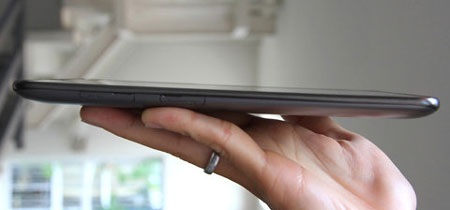 Cận cảnh Samsung Galaxy Tab 2 7.0 giá 8 triệu đồng - 8 Cảnh phải là khe cắm SIM và thẻ nhớ.